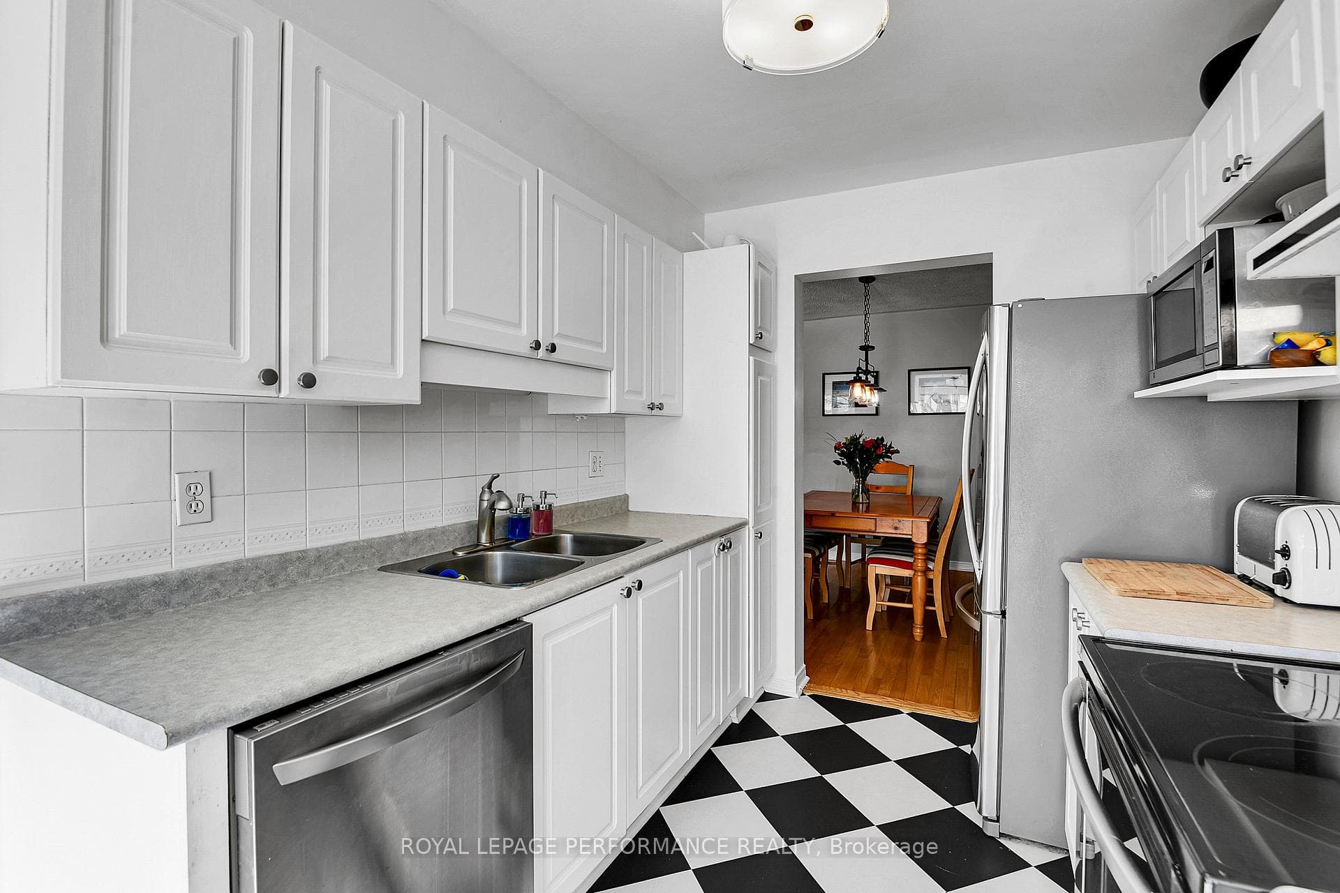 710 Hancock Crescent photo 10