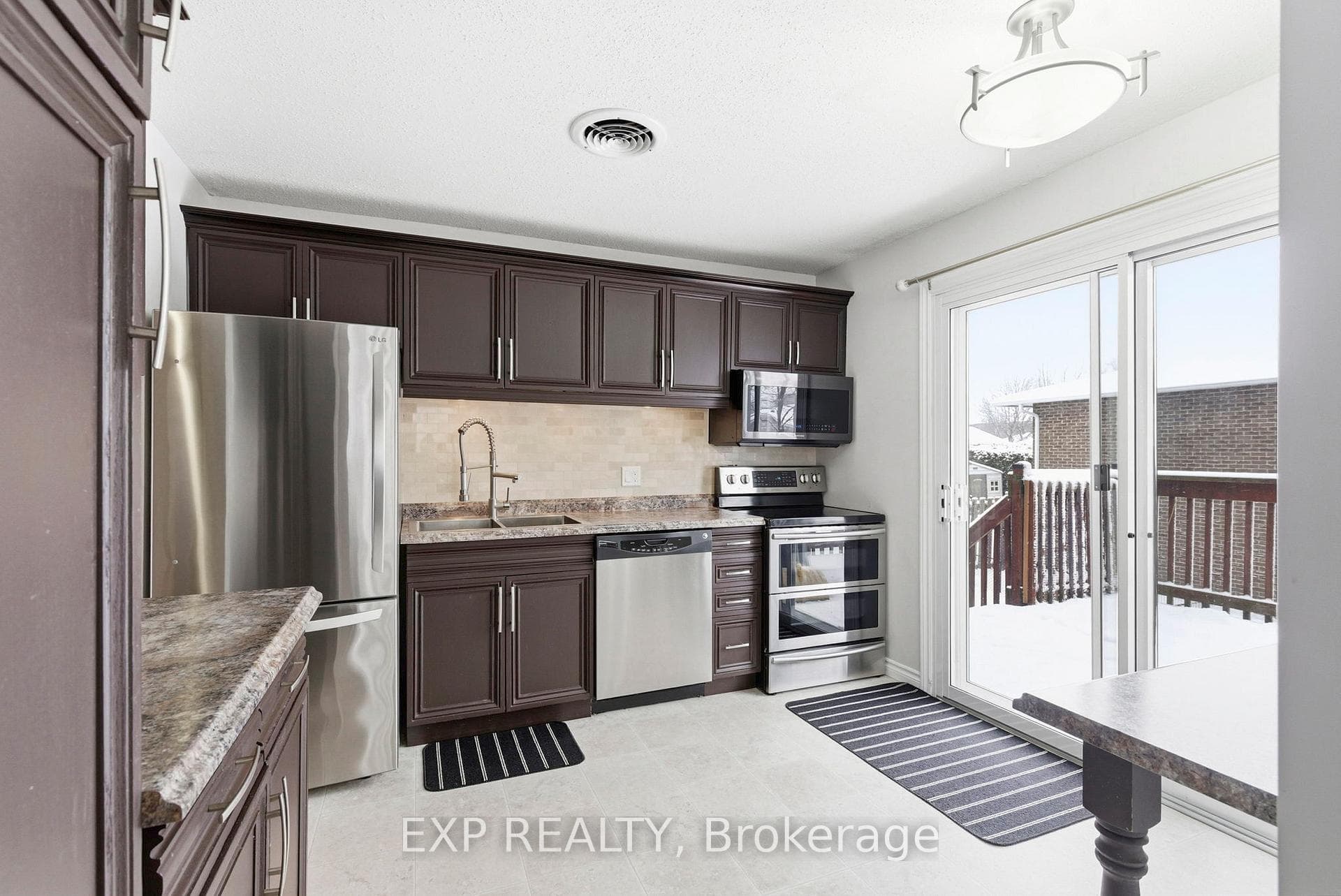 735 Montcalm Court photo 3