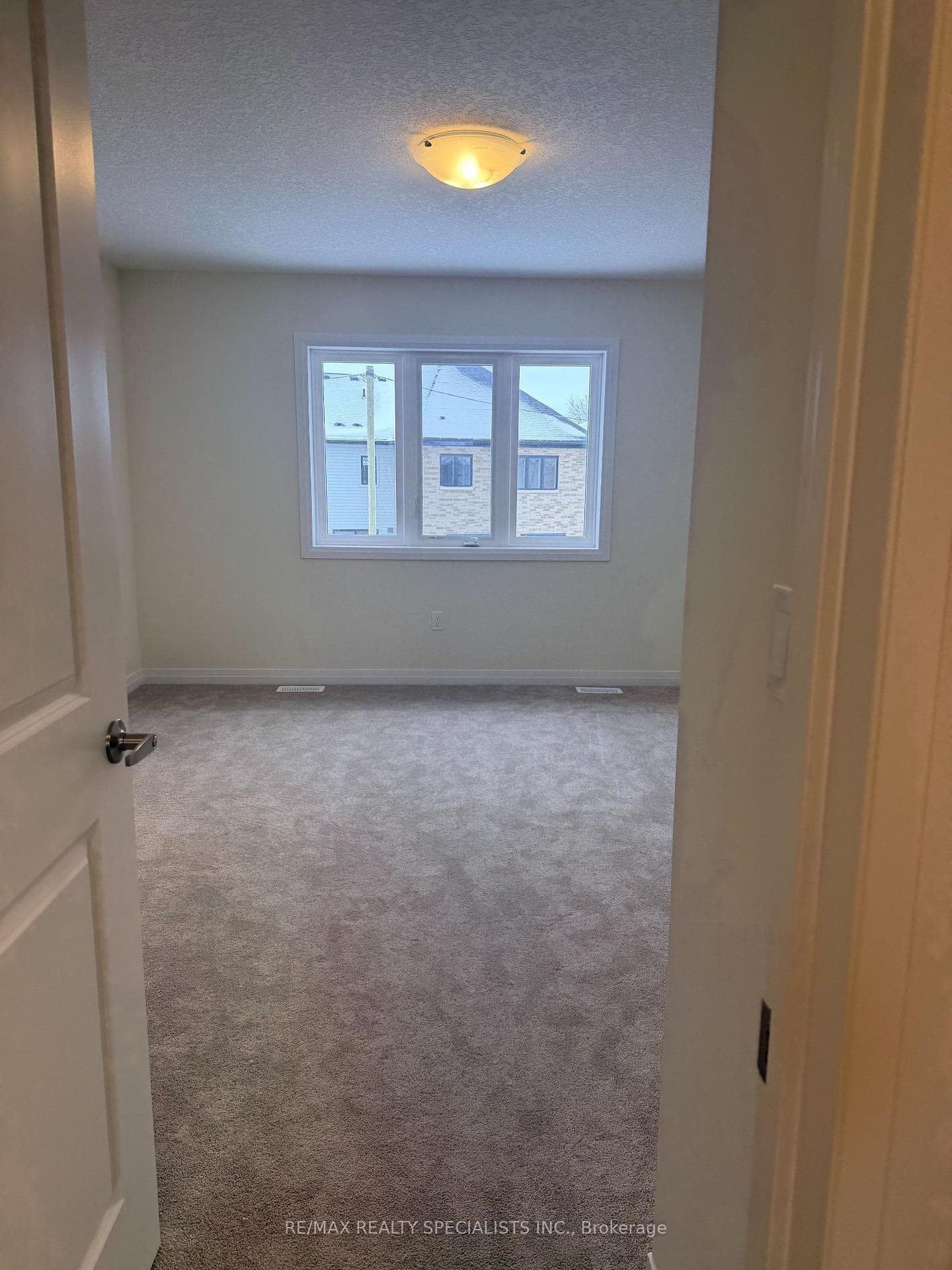 883 Douro Street photo 5