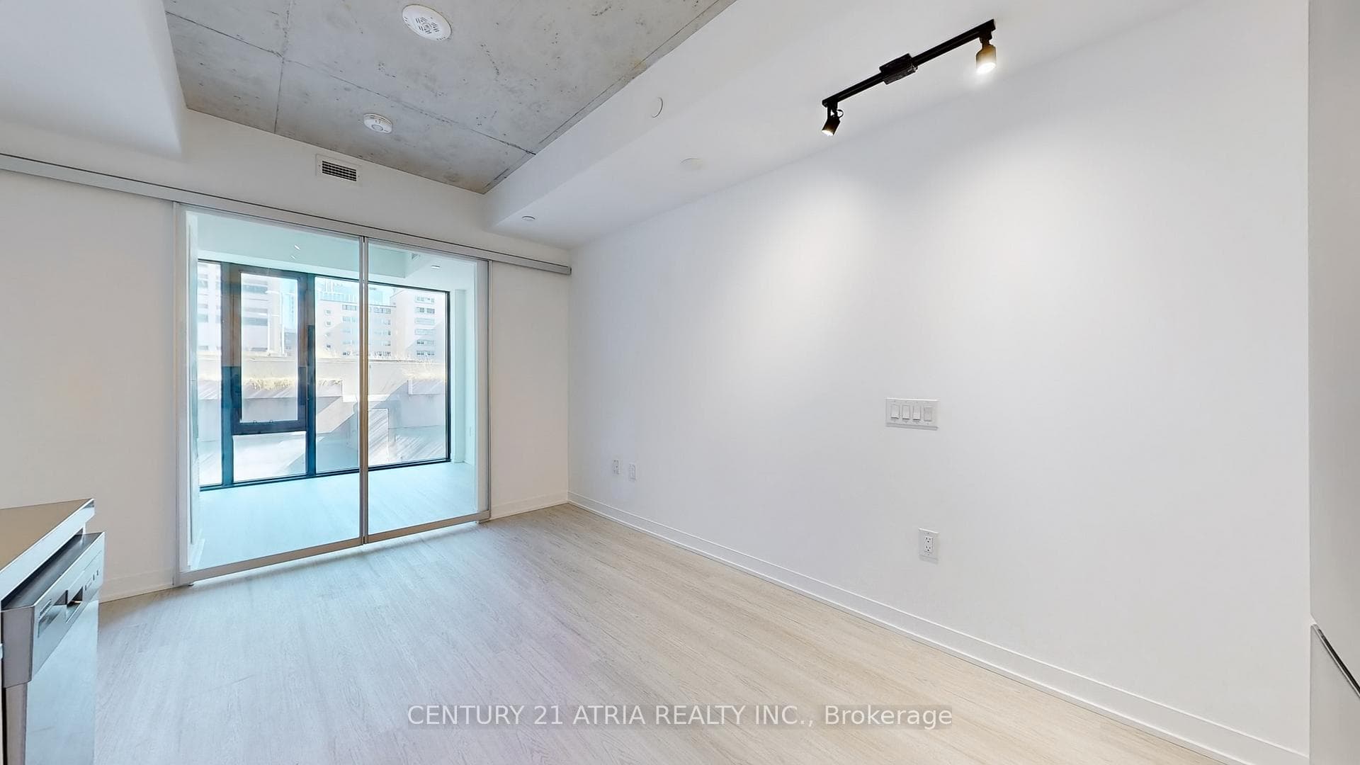 195 McCaul Street Unit 513 photo 7