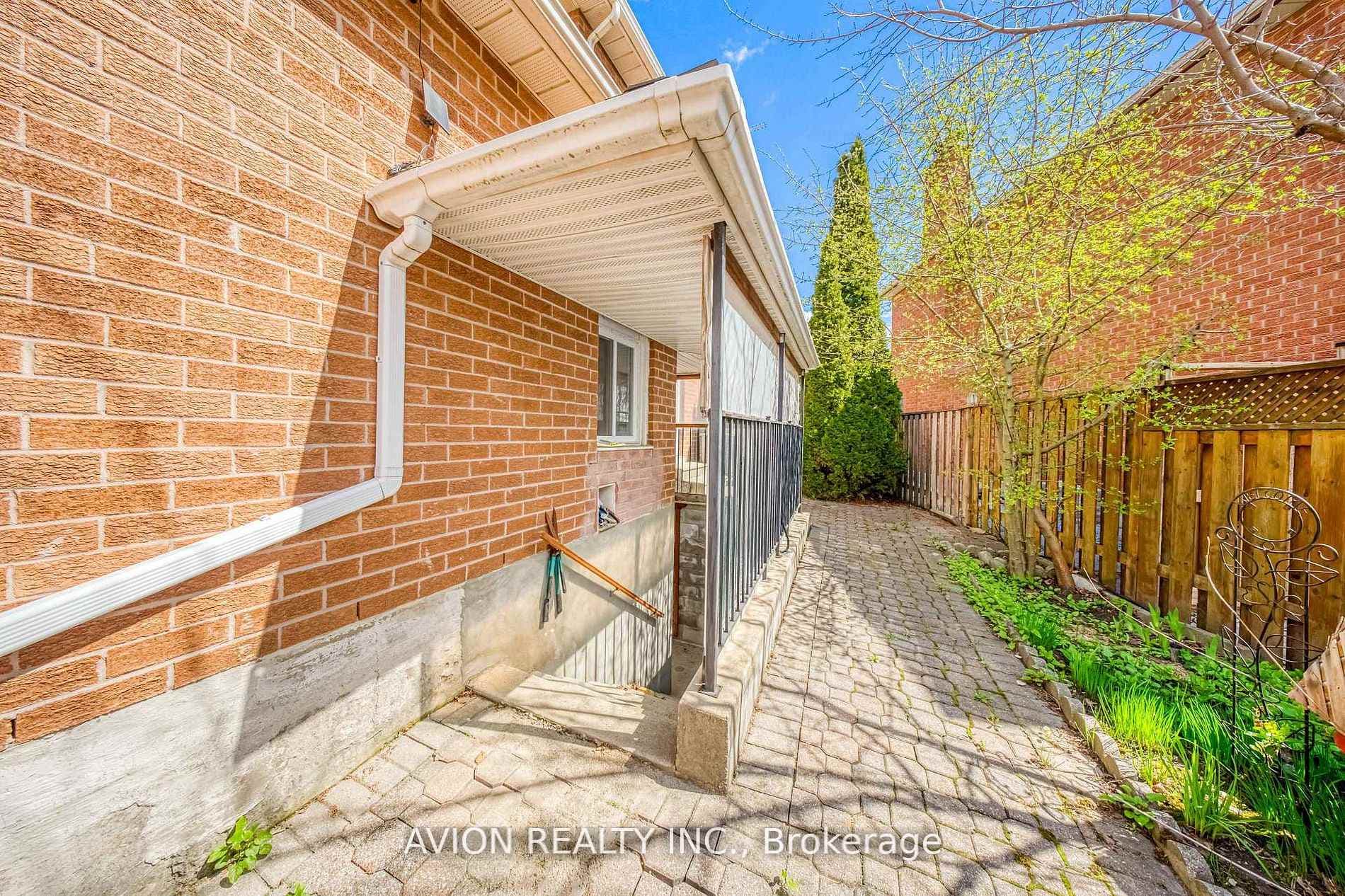 134 Butterfield Crescent photo 43
