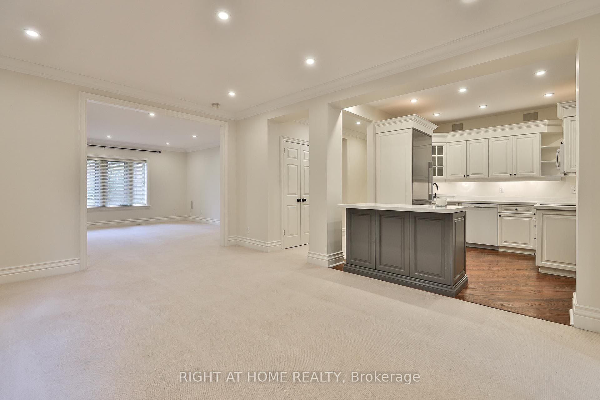 119 Chaplin Crescent Unit Main photo 5