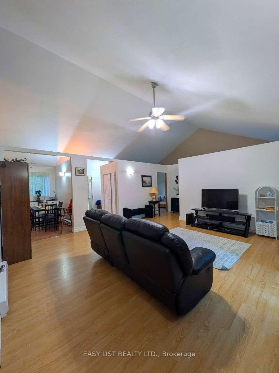 2135 Champlain Road photo 14