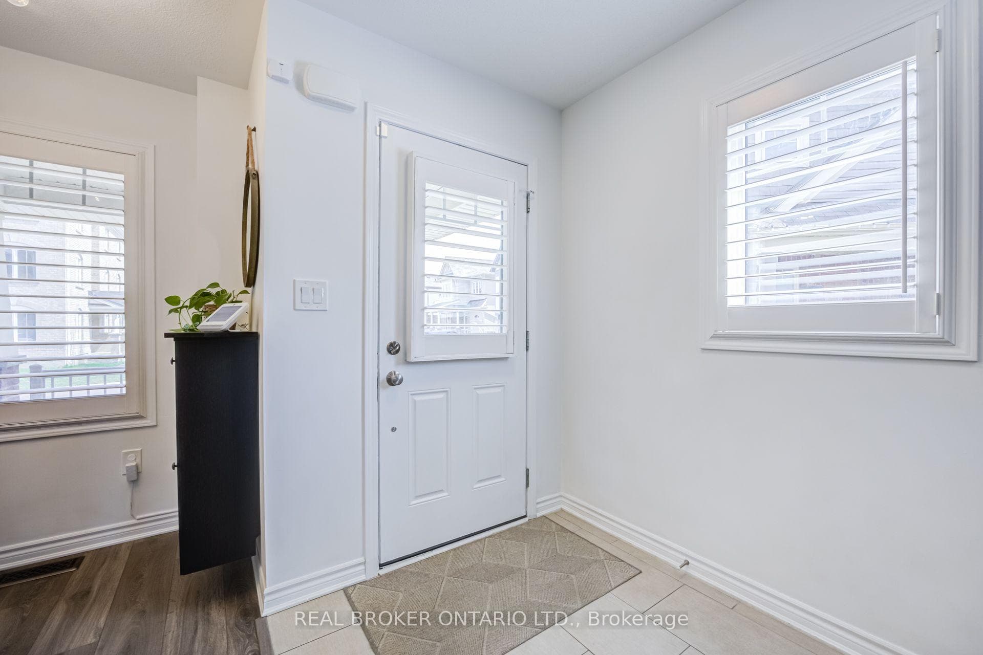 1178 Duignan Crescent photo 3