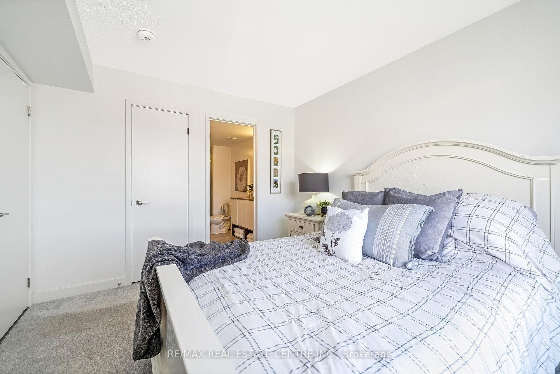 Primary bedroom with en suite & w/i closet