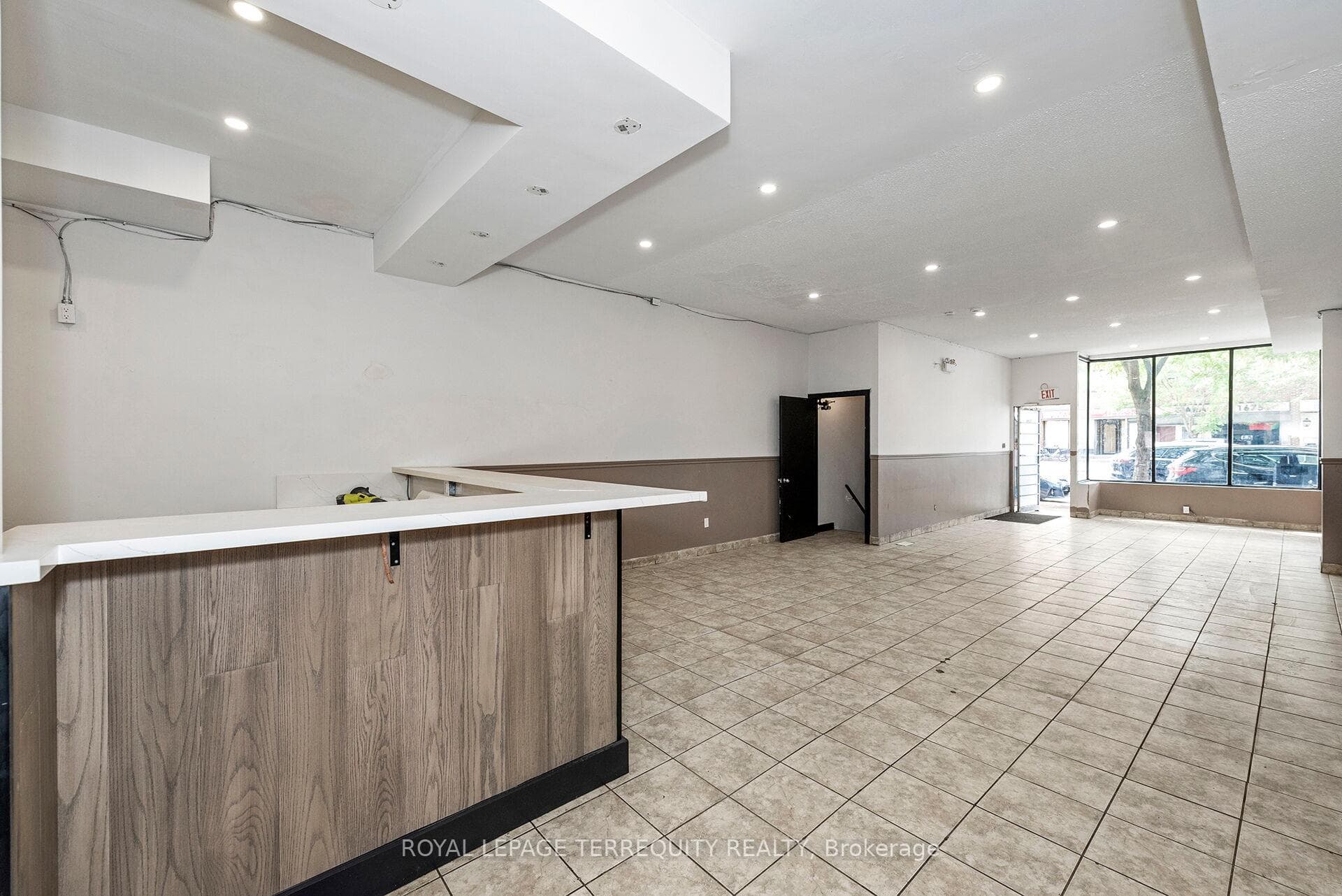 Large Retail/Restaurant Space!