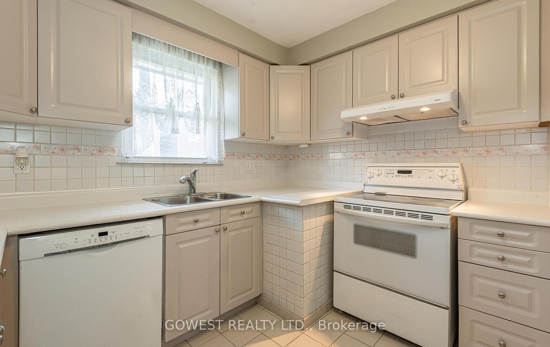 106 Wellesworth Drive photo 9