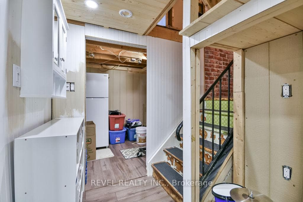 261 Nelson Crescent photo 23