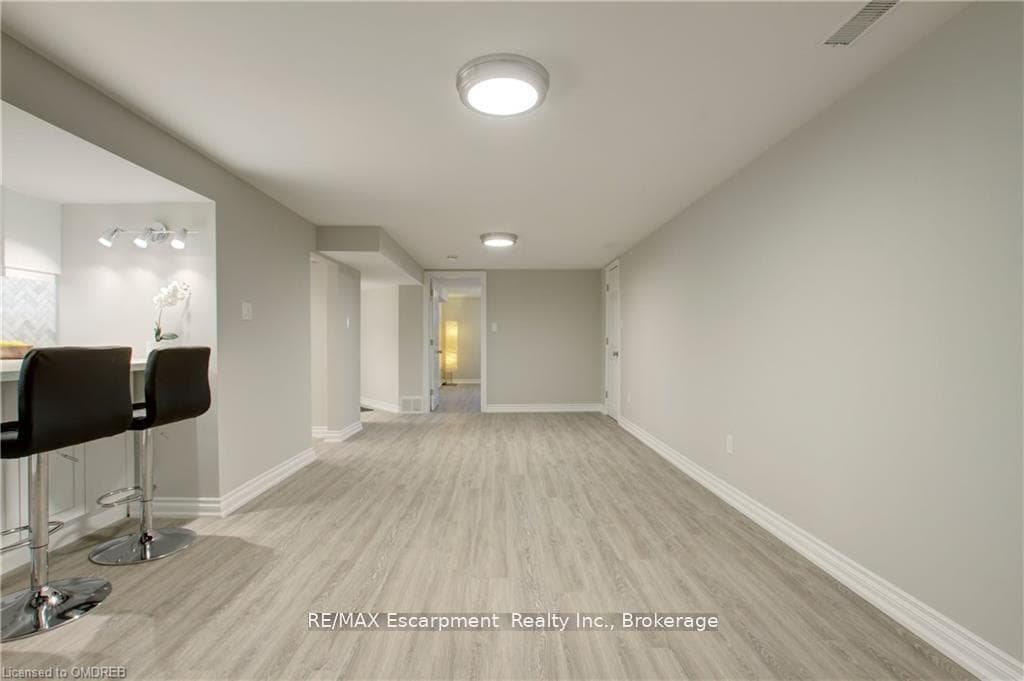 2093 Maplewood Drive Unit LOWER photo 8