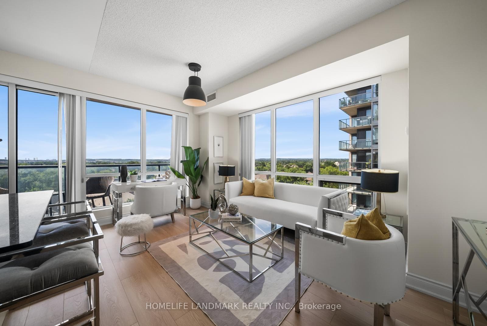 9088 Yonge Street Unit 702A photo 4