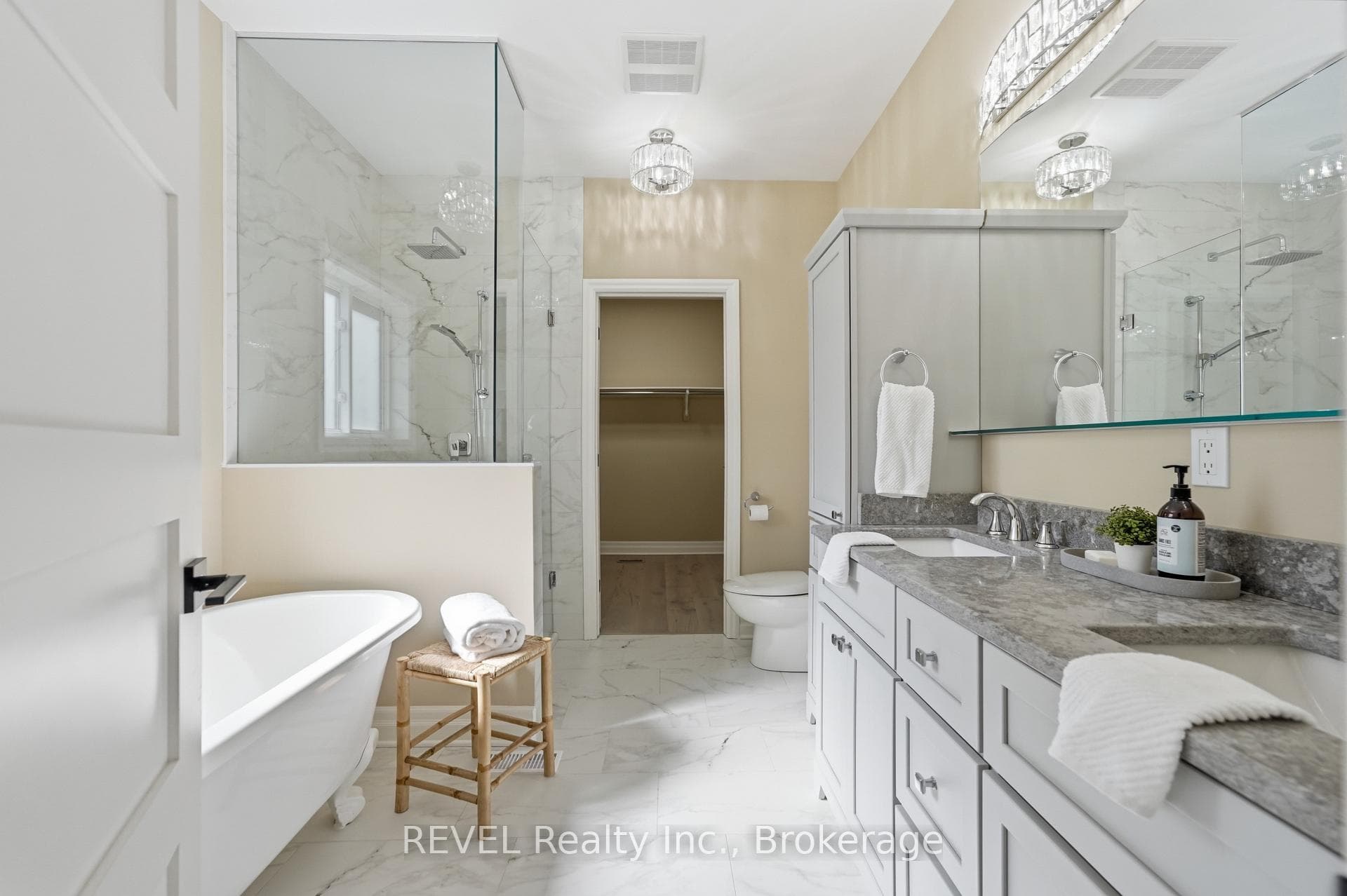 Primary ensuite w oversized walk-in closet