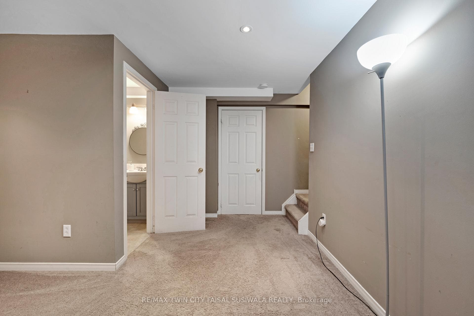 84 Wood Grove Crescent photo 39