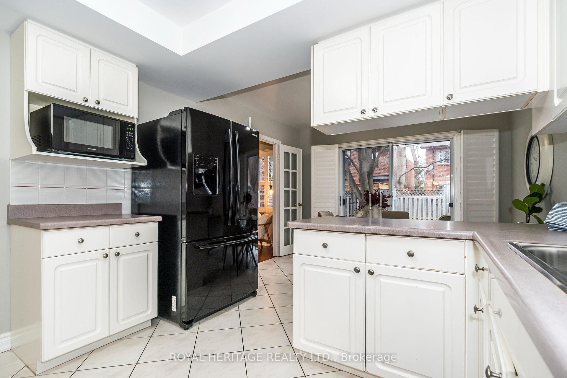 910 Mountcastle Crescent photo 24