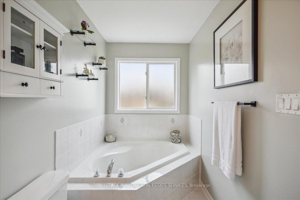 Corner tub in ensuite.