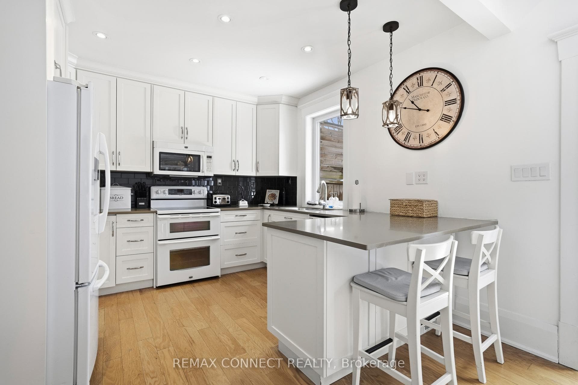 60 Woodbury Road photo 16
