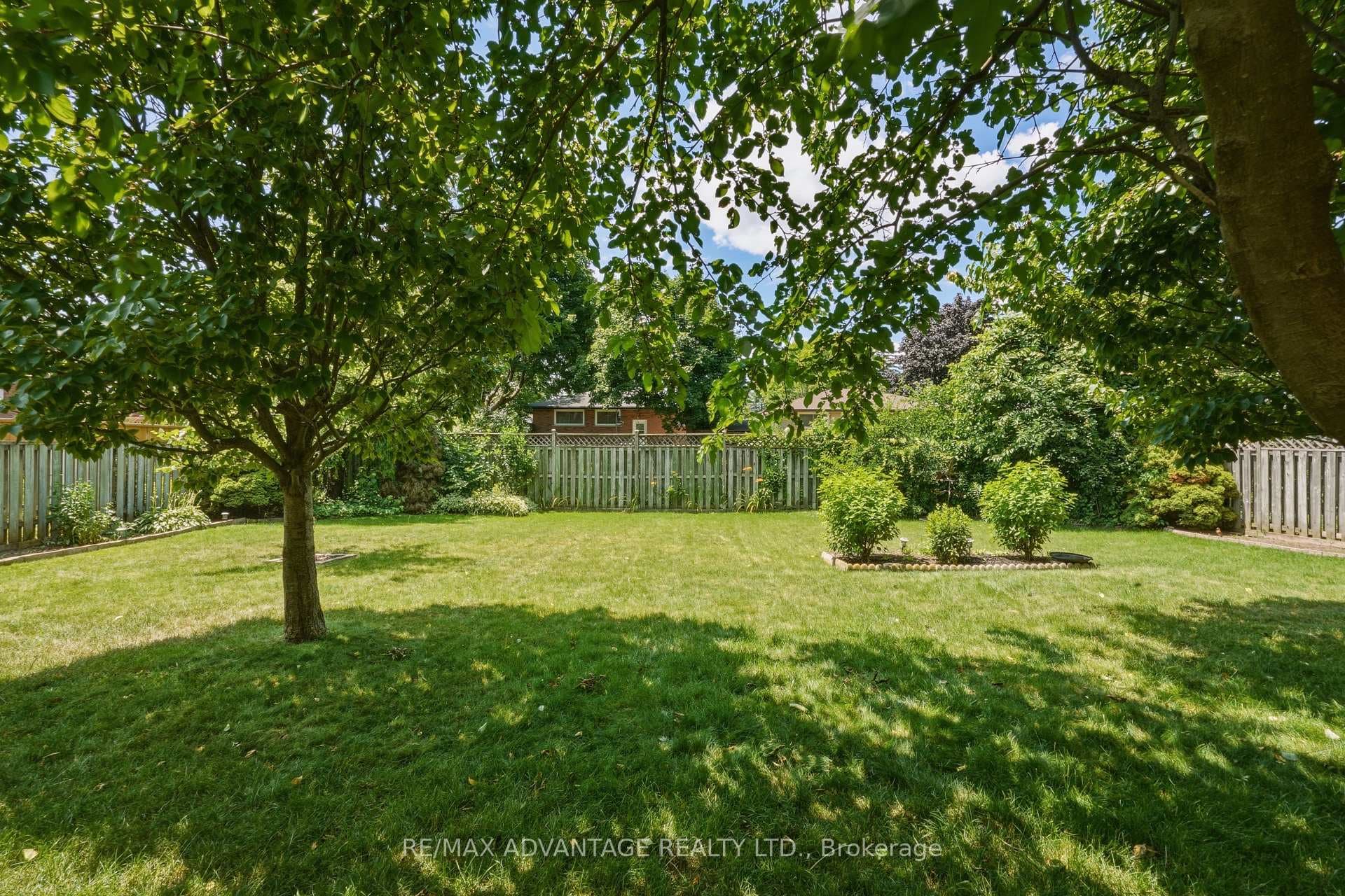 120 Champlain Crescent photo 41