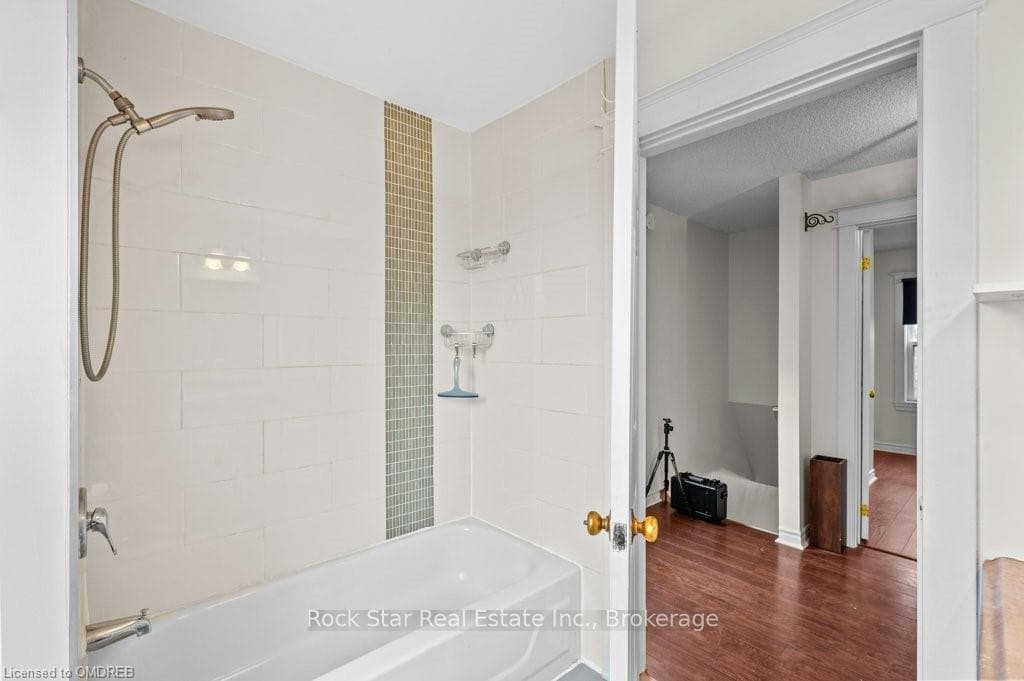 15 MELROSE Avenue Unit Upper photo 18