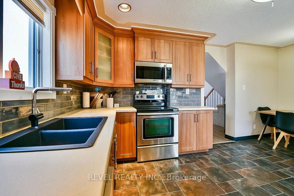 384 Maple Street photo 8