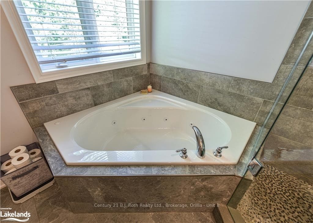 Luxurious Jet tub