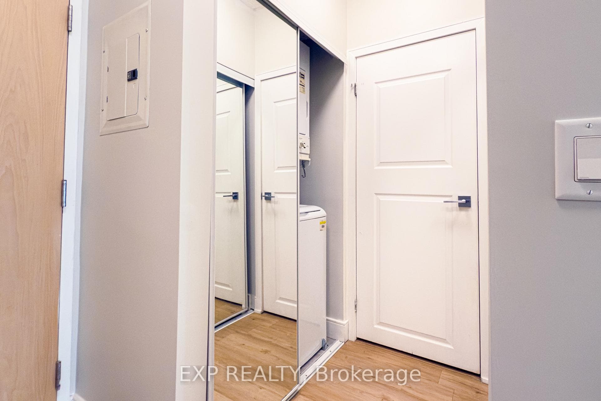 220 Burnhamthorpe Road Unit 1508 photo 14