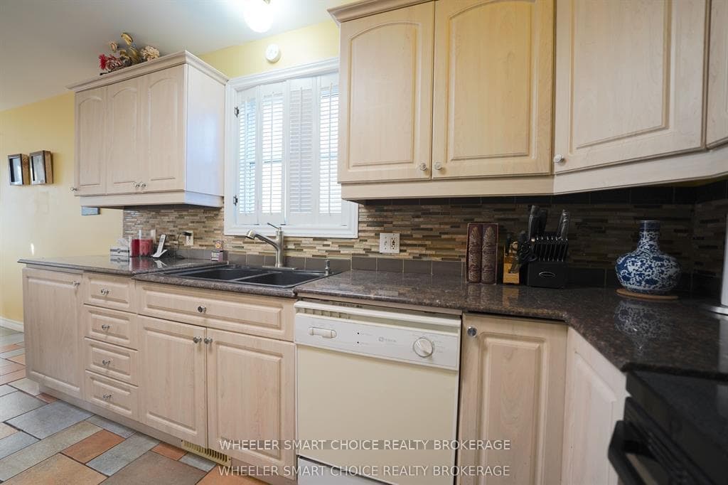 2135 Pitt Street photo 32