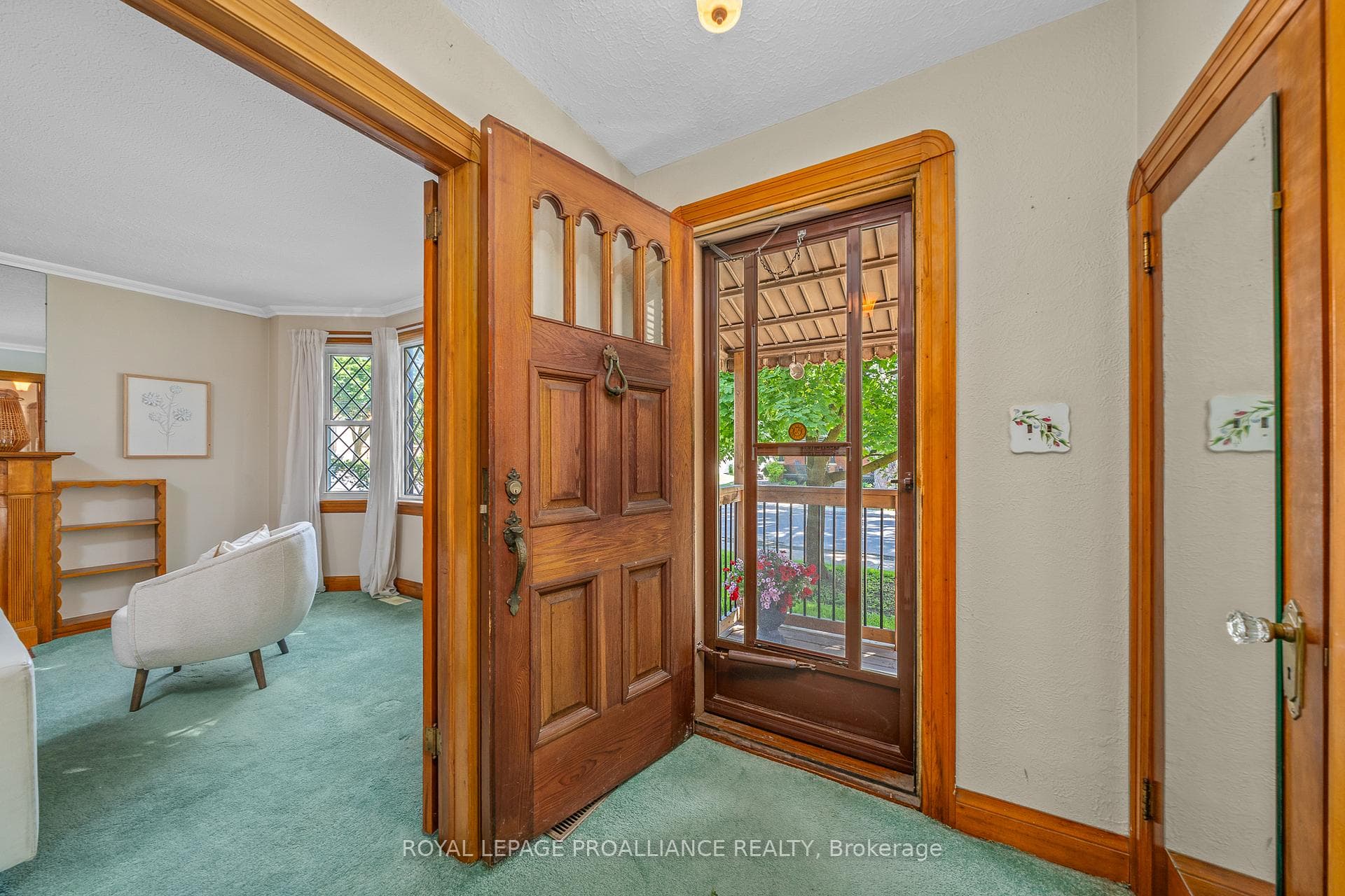 284 Bleecker Avenue photo 4