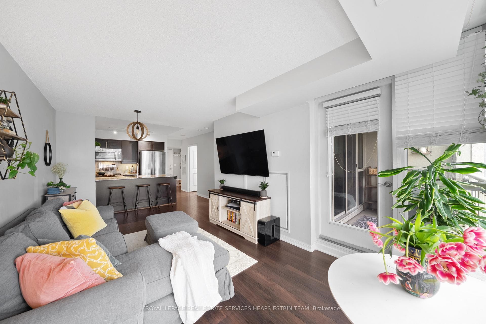 35 Bastion Street Unit 825 photo 6