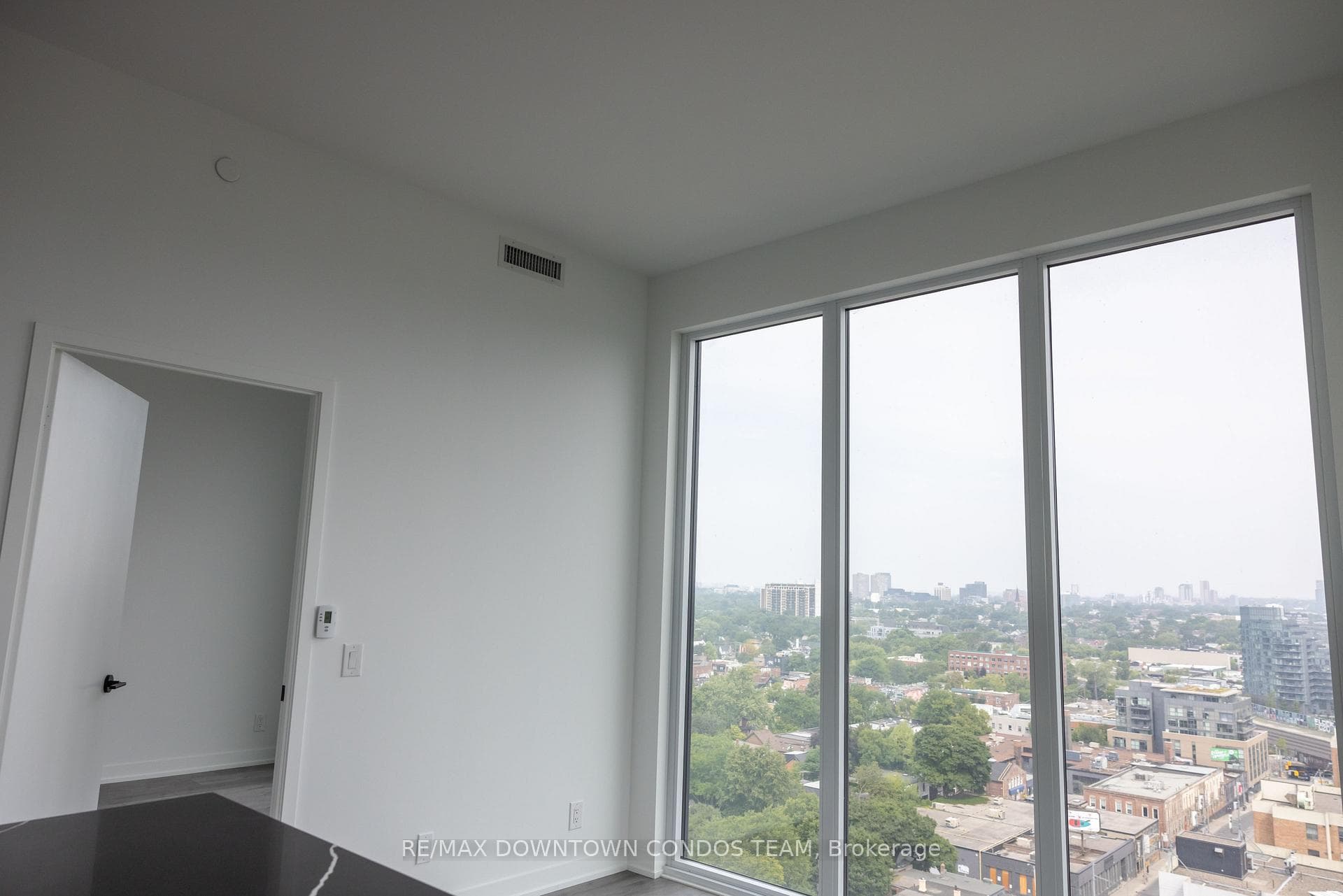 285 Dufferin Street Unit 1410 photo 20