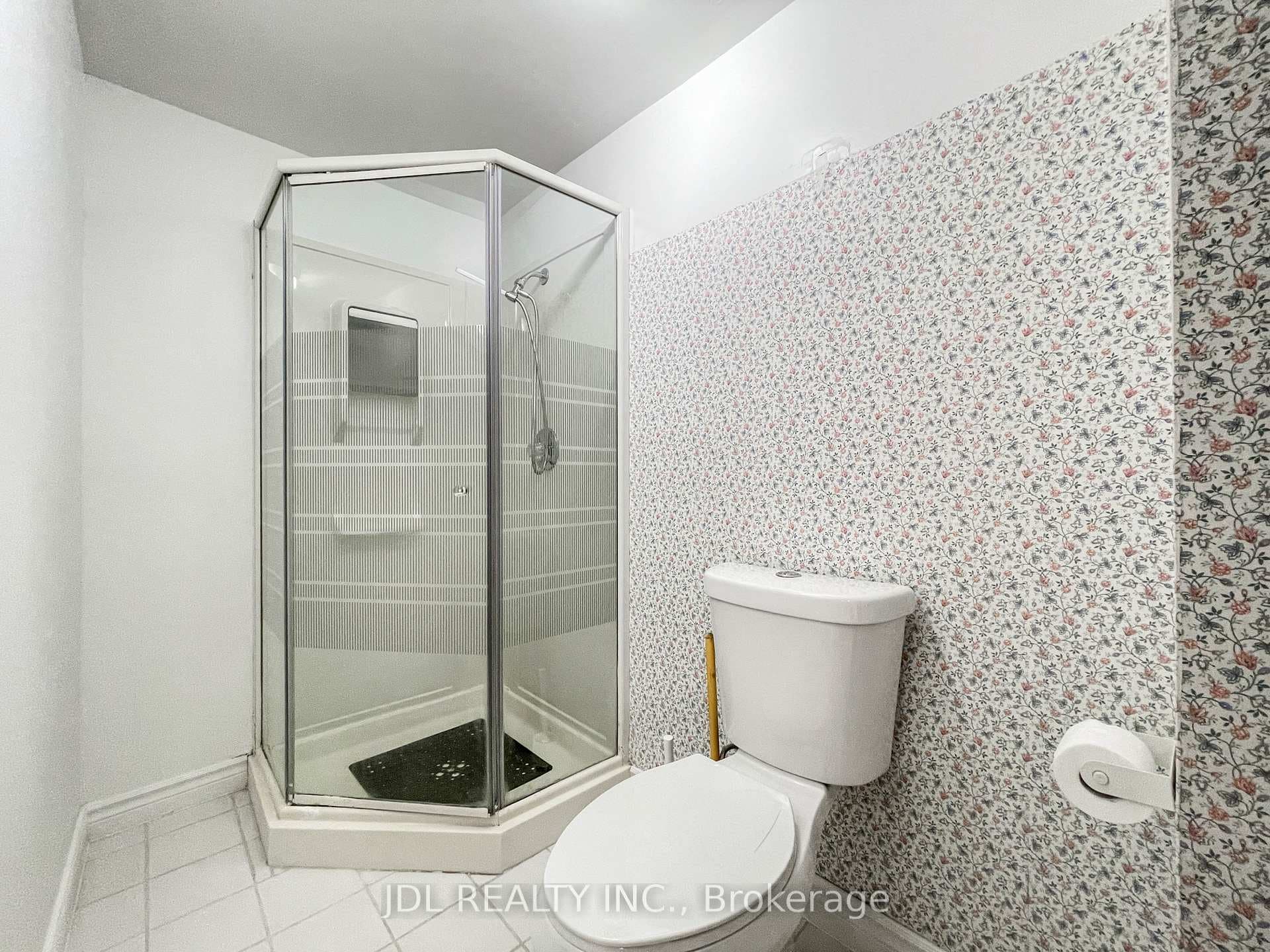 126 Weir Crescent photo 44