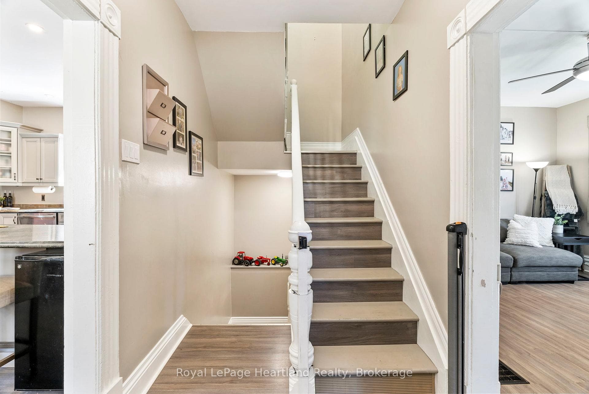 555 RAGLAN Street photo 20