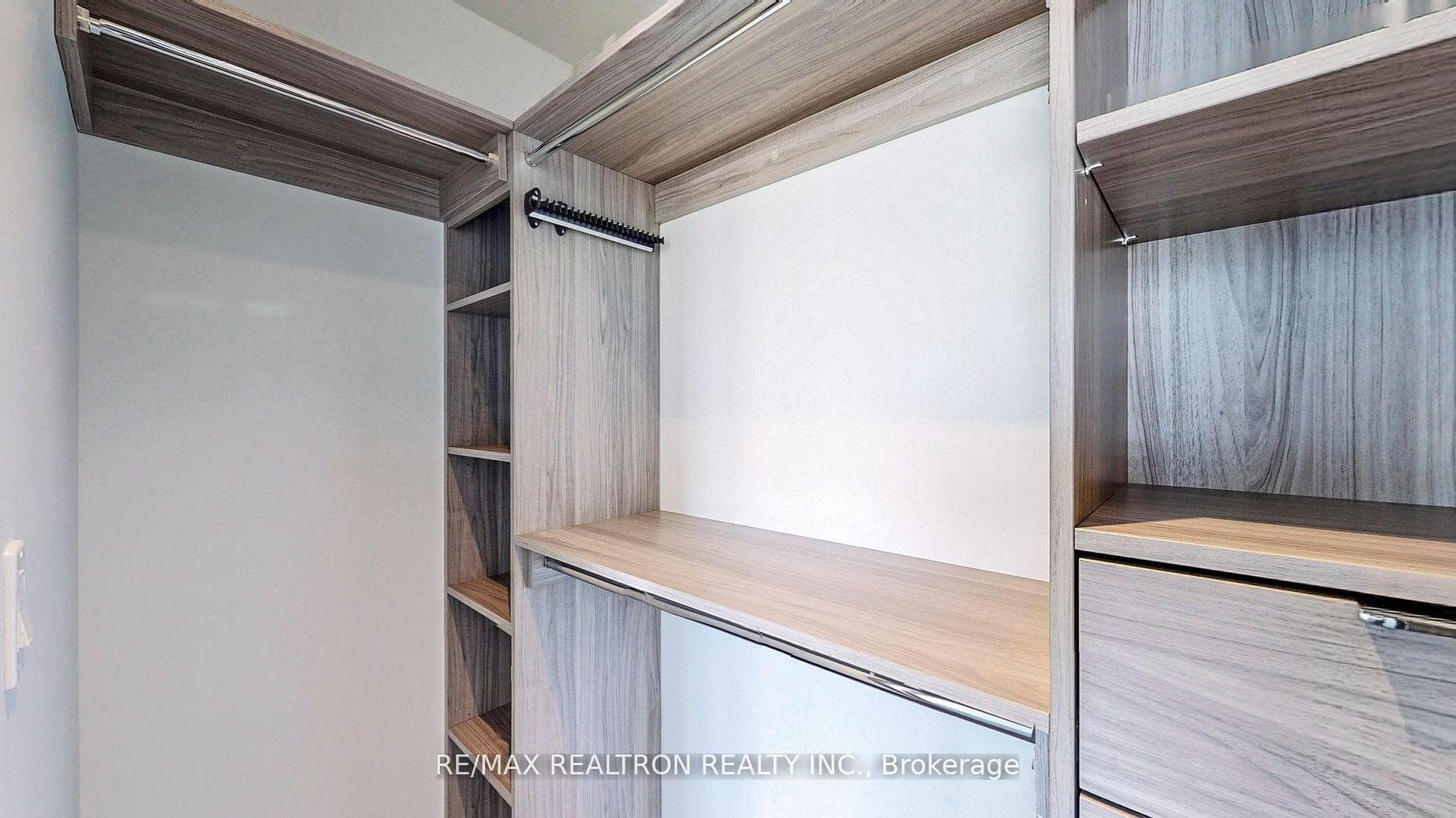 95 Mcmahon Drive Unit 2015 photo 24