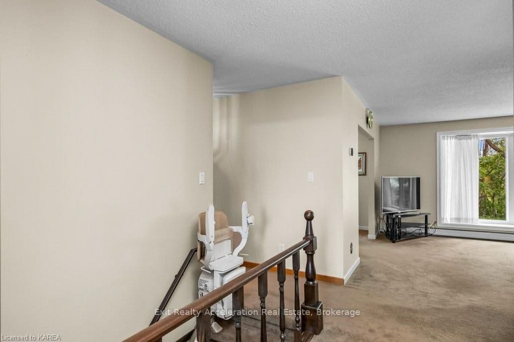 371 MAPLE Avenue photo 3