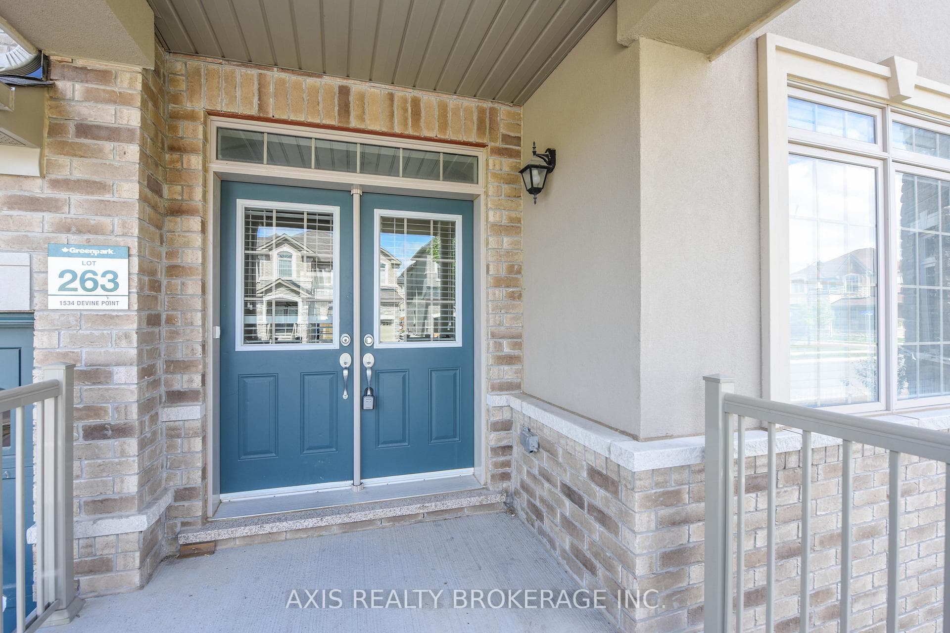 1534 Devine Point photo 2