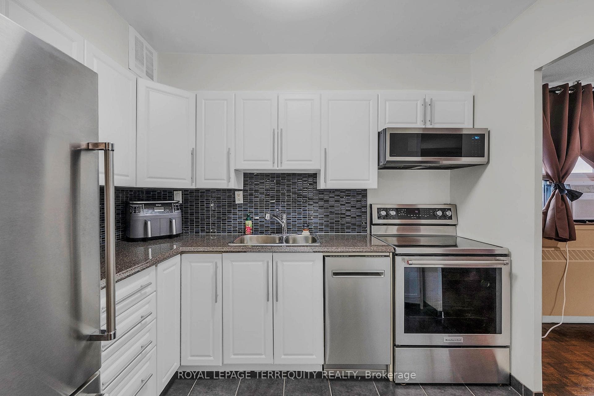 180 Markham Road Unit 816 photo 14