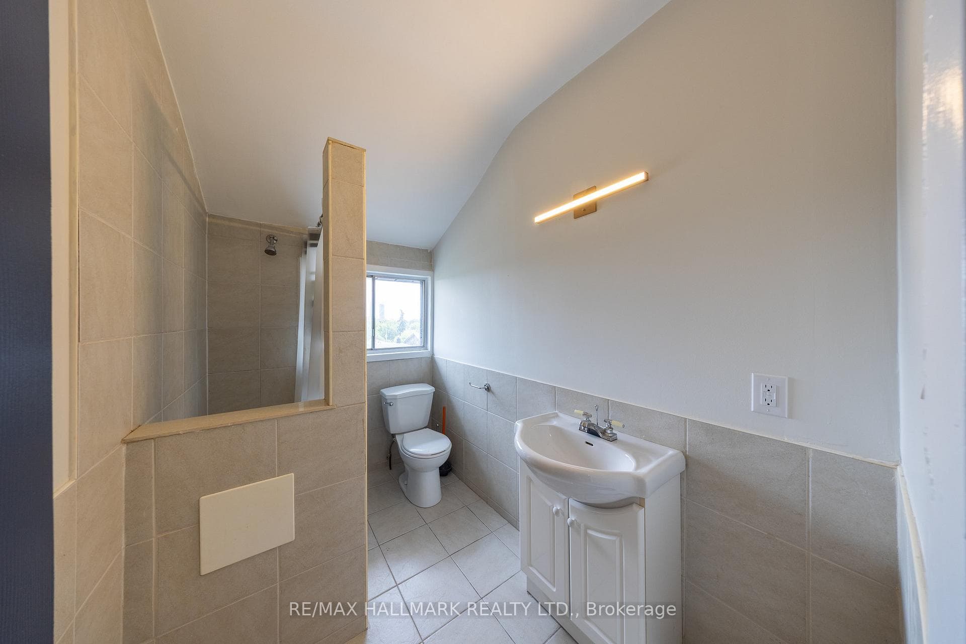 1366 Davenport Road Unit Upper photo 8