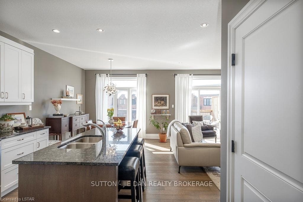 555 SUNNINGDALE Road Unit 3 photo 6