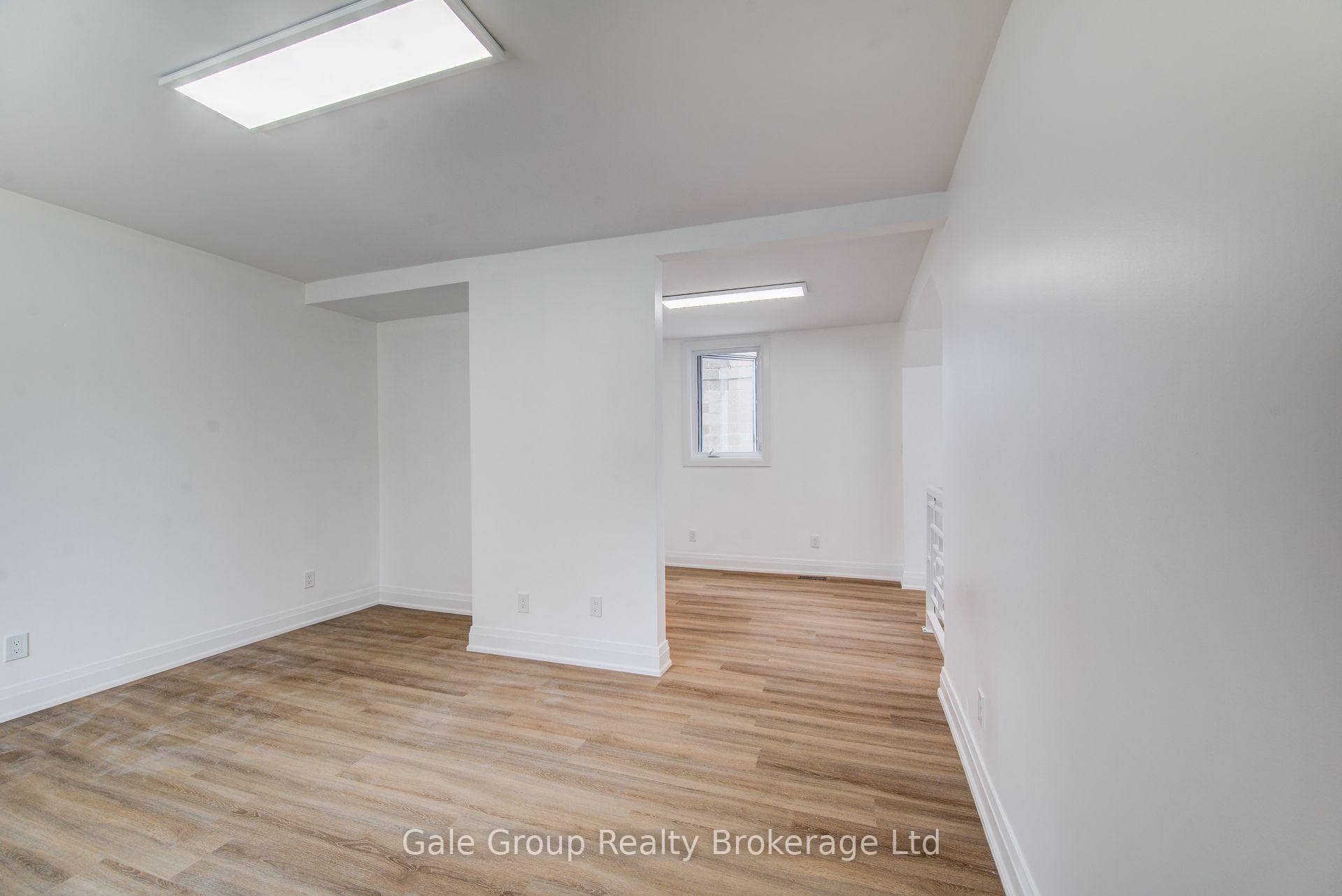 728 Dundas Street photo 24
