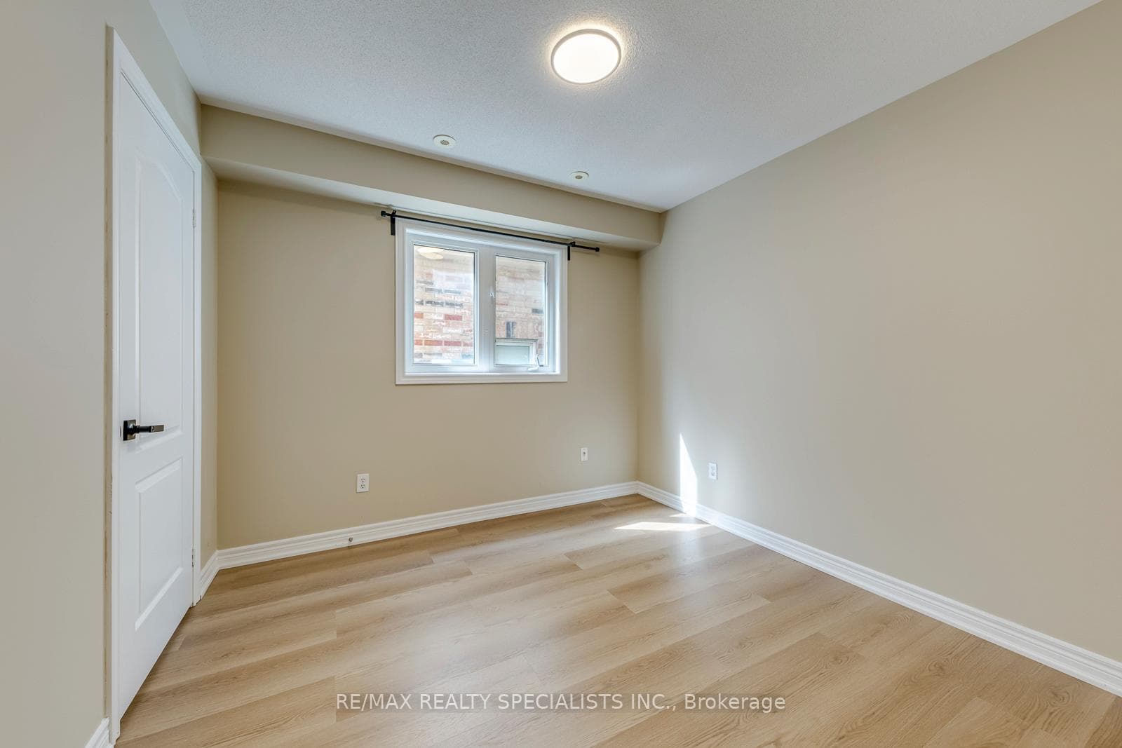 5494 Tenth Line photo 29