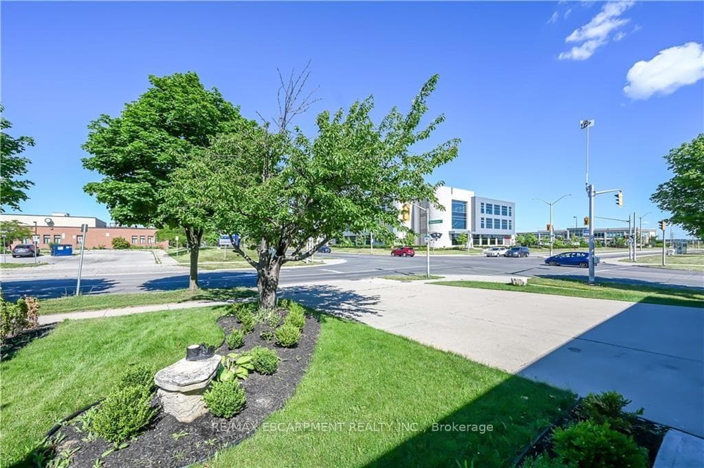 296 WINTERBERRY Drive Unit LOWER photo 5
