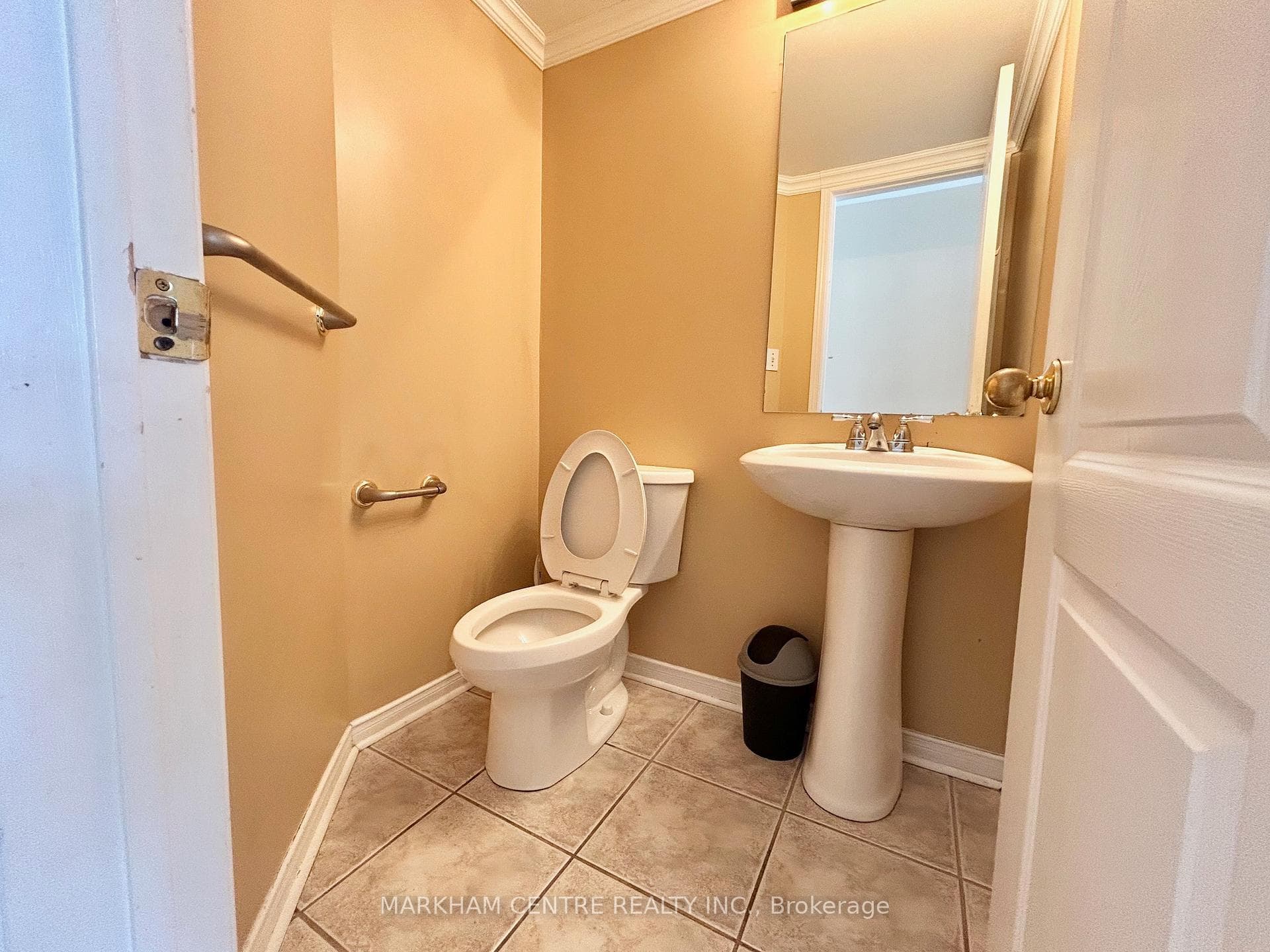 148 Deepsprings Crescent photo 2