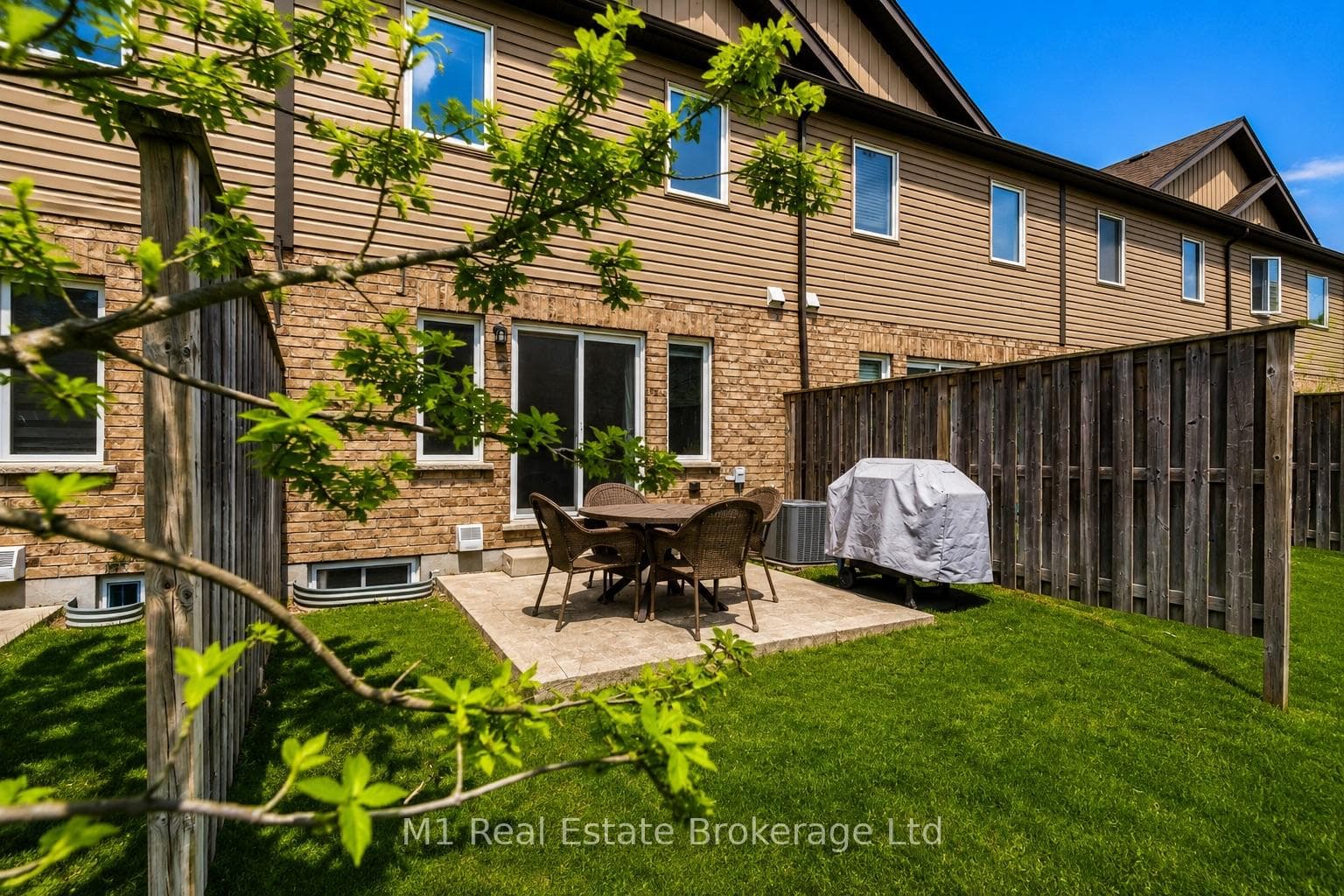 75 Arlington Crescent photo 32