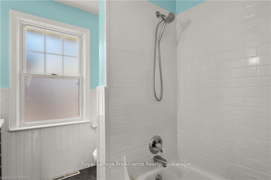 382 MOWAT Avenue photo 14