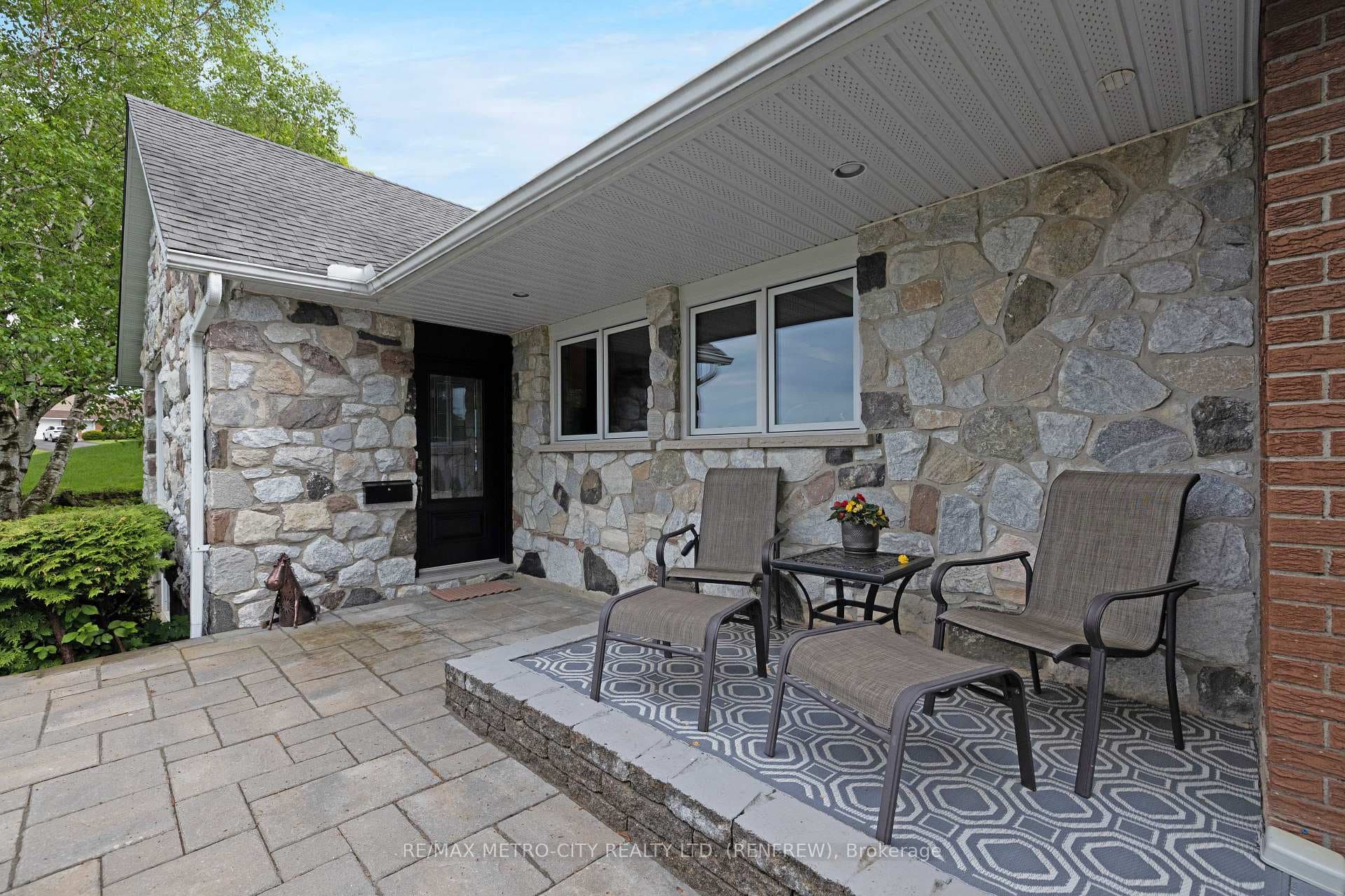 74 ERINDALE Avenue photo 6