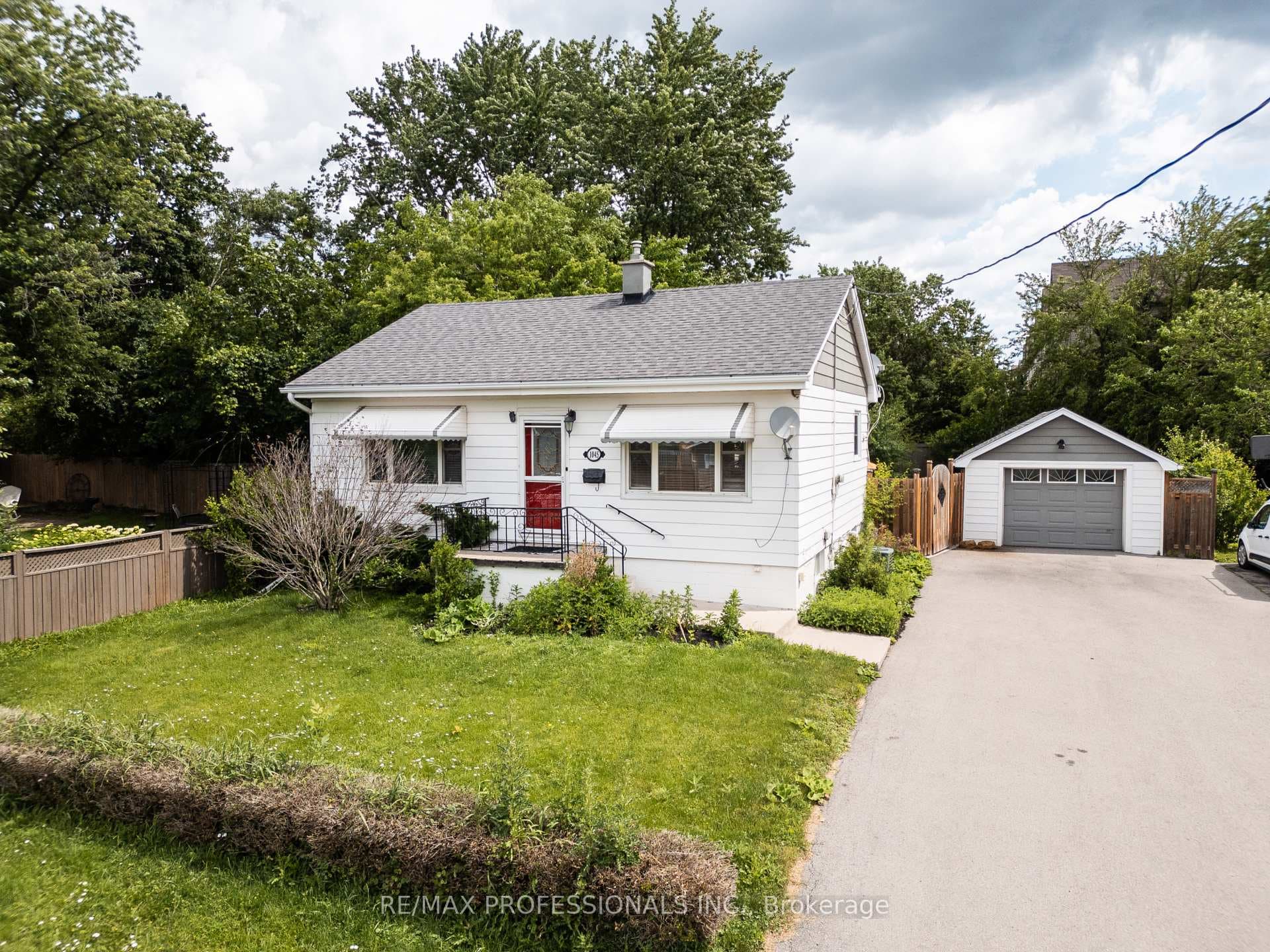 1045 Helena Street photo 2