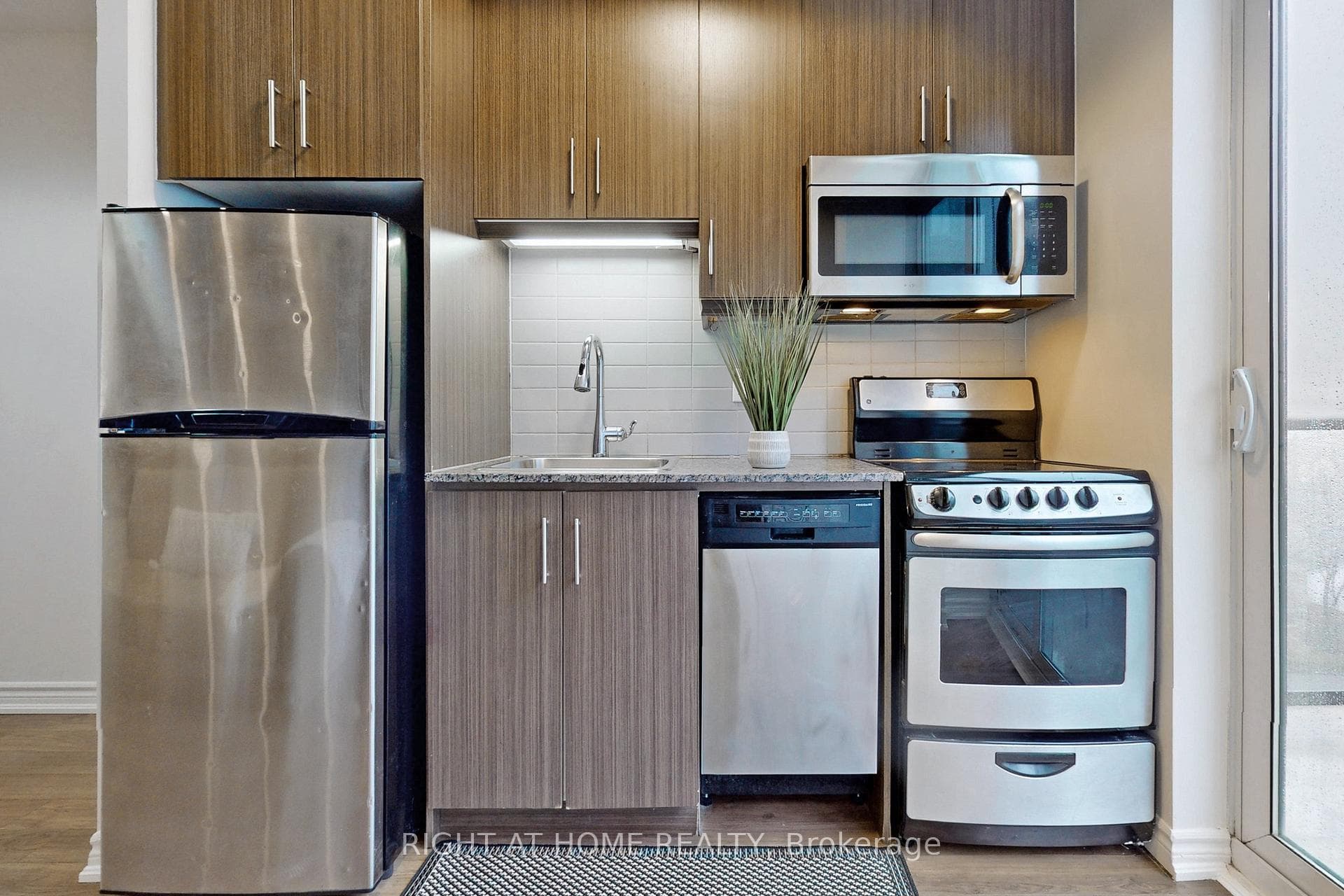 15 James Finlay Way Unit 914 photo 13