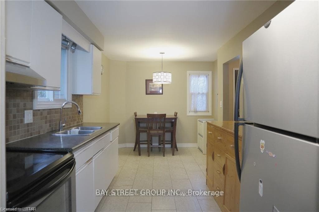 135 Walmer Gardens photo 3