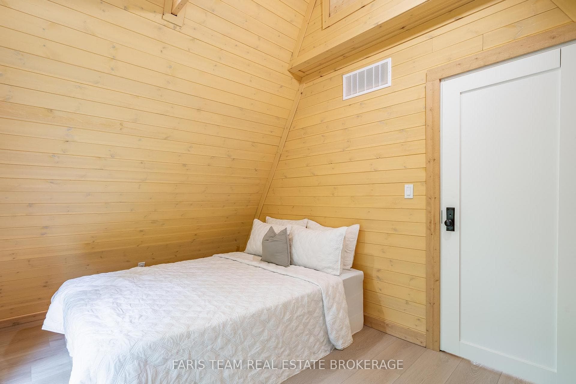1490 Champlain Road photo 19