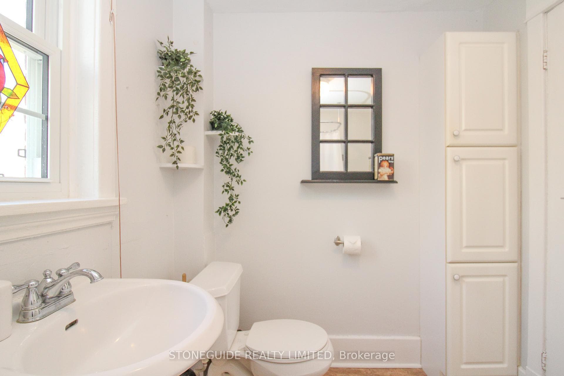 4-Piece Bathroom (2nd Floor)
