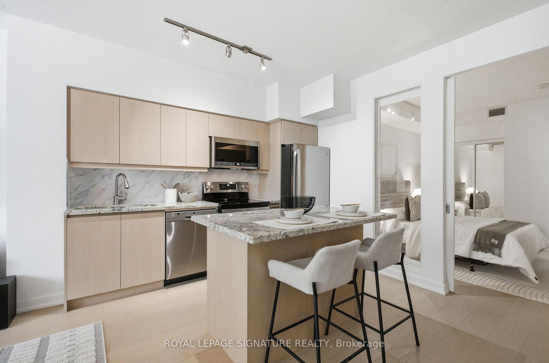 215 Fort York Boulevard Unit 702 photo 7