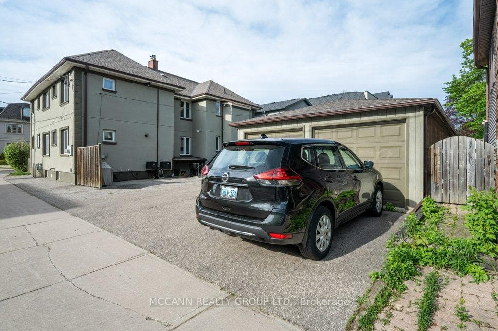 101 Roslin Avenue photo 37